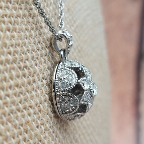 Beautiful Carolee Open Works Crystal Pendant Necklace Floral Domed 16" MINT - Picture 8 of 11